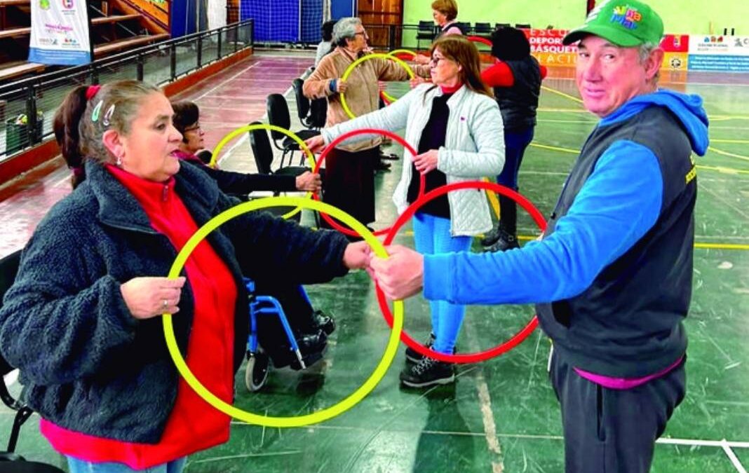 Distintas personas haciendo ejercicios con Hula Hula
