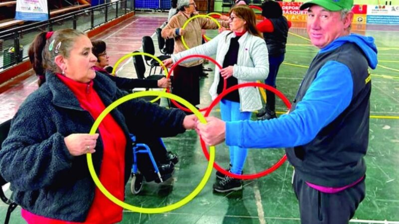 Distintas personas haciendo ejercicios con Hula Hula