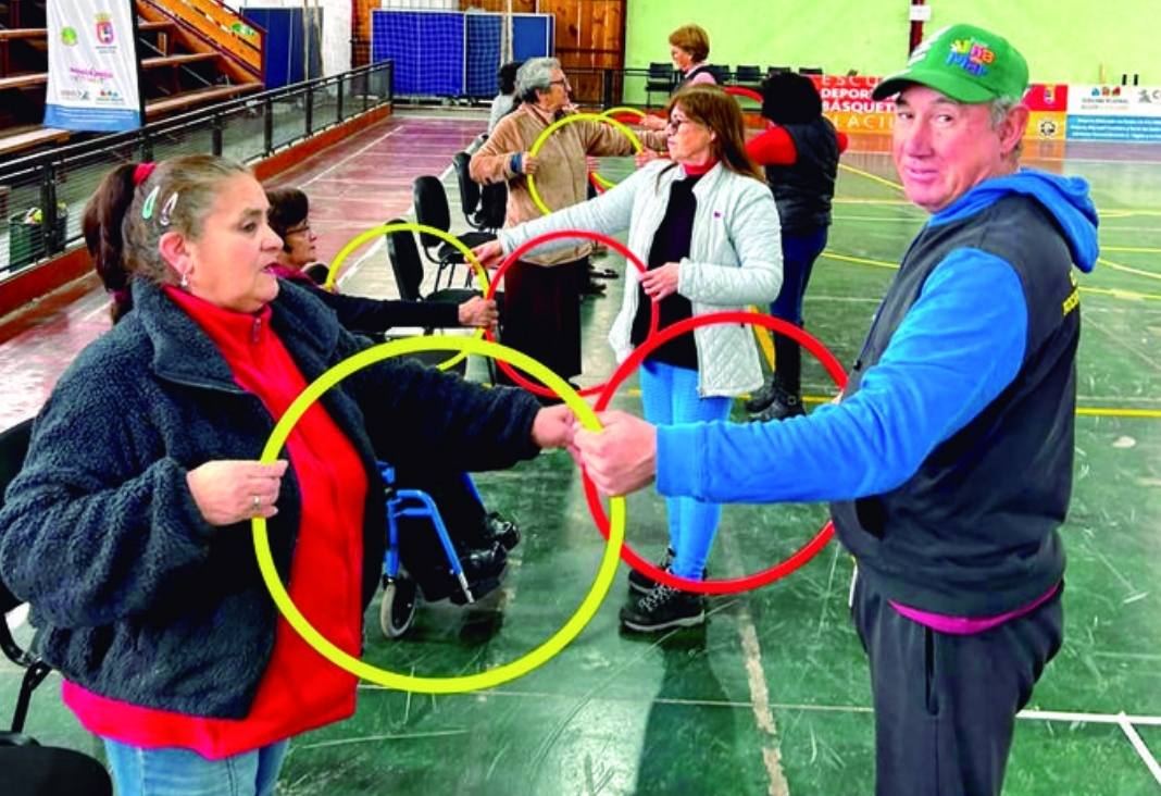 Distintas personas haciendo ejercicios con Hula Hula