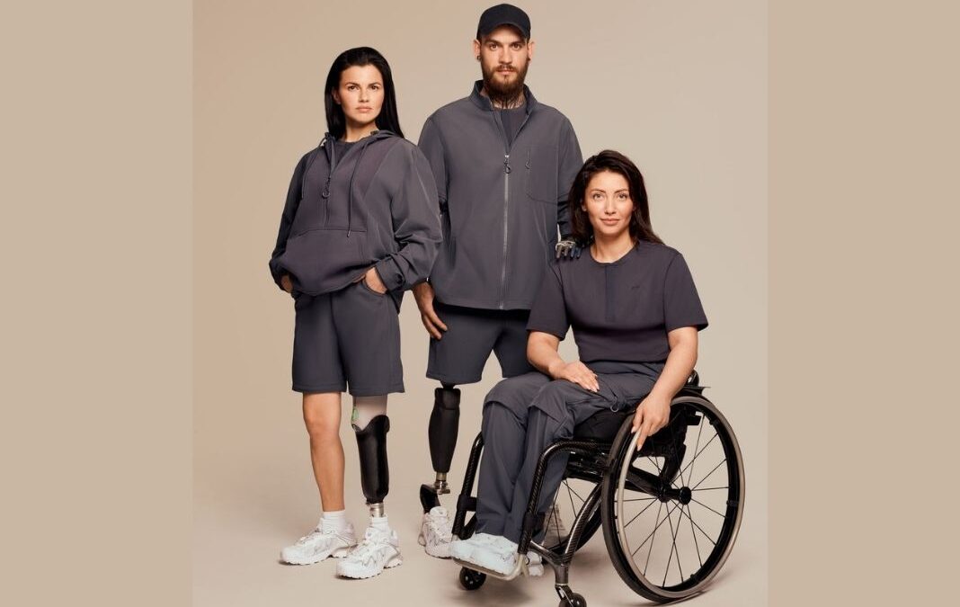 Tres modelos mostrando ropa adaptada para personas con discapacidad