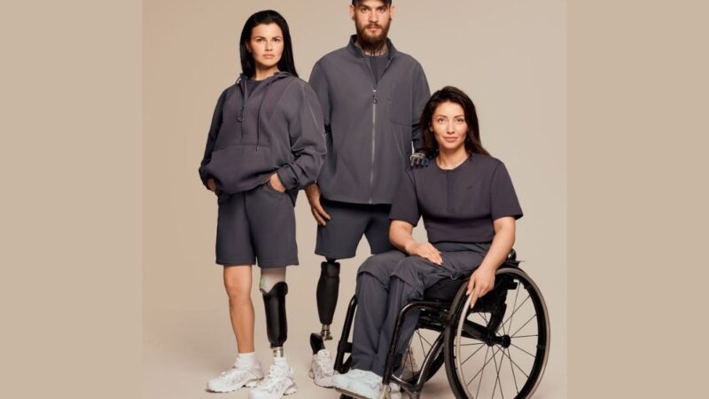 Tres modelos mostrando ropa adaptada para personas con discapacidad