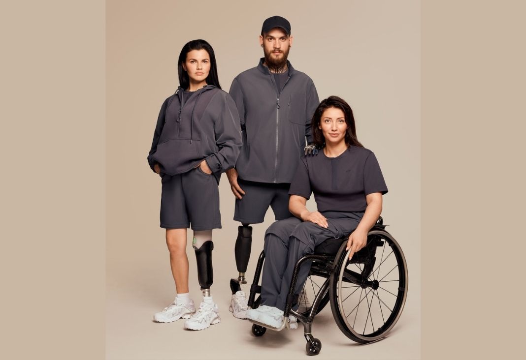 Tres modelos mostrando ropa adaptada para personas con discapacidad