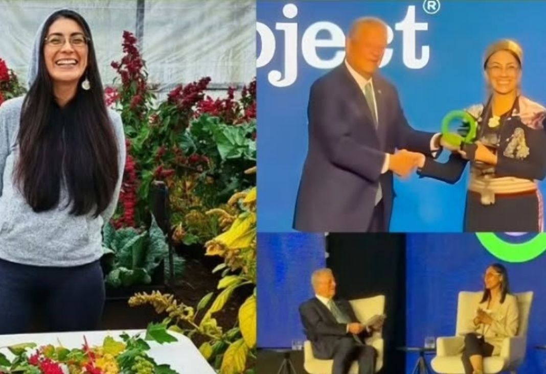 Mujer sonriendo ala cámara y recibiendo un galardón