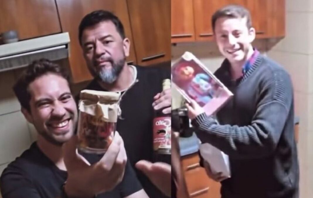 Tres hombres riendo frente a cámara y mostrando objetos