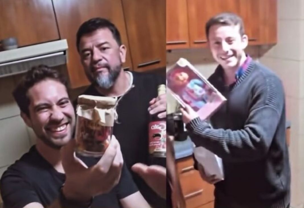 Tres hombres riendo frente a cámara y mostrando objetos