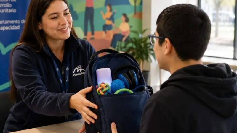 Puente Alto: entregan kit para apoyar autorregulación de personas autistas