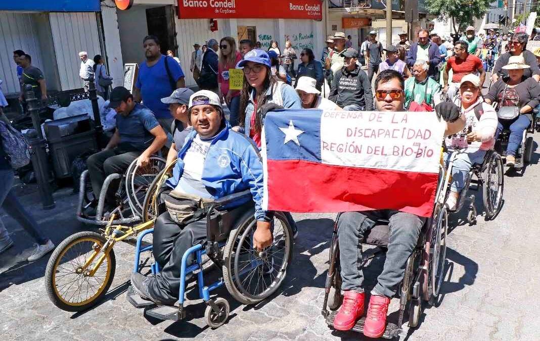 Personas con discapacidad marchando