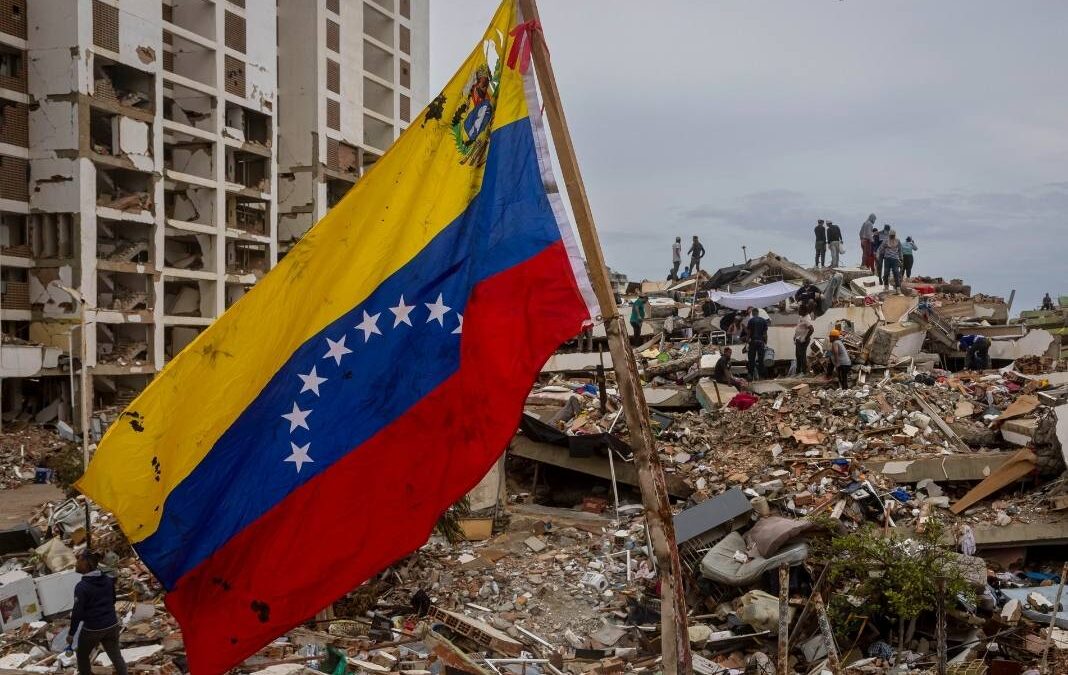 Imagen bandera de Venezuela entre escombros del terremoto