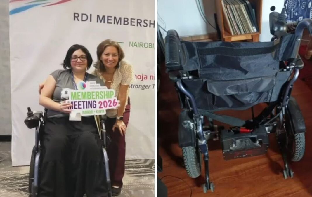 Mujer en silla de ruedas posando con otra de pie junto a ella | silla de ruedas