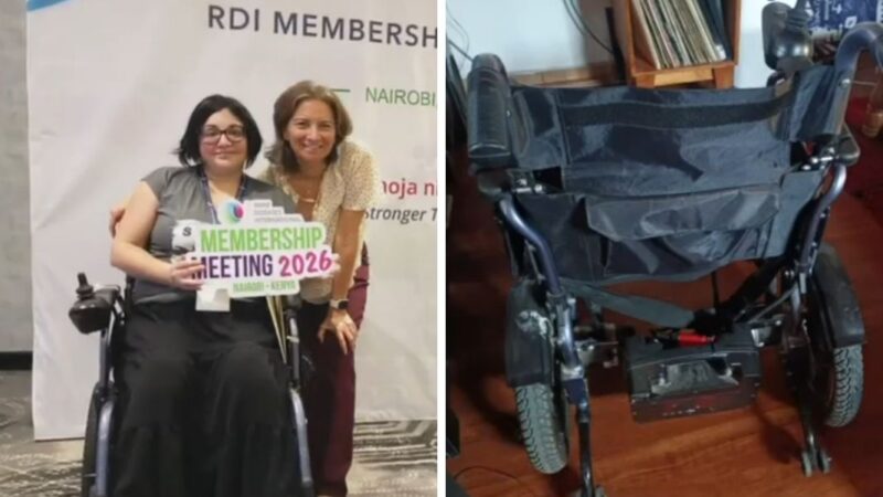 Mujer en silla de ruedas posando con otra de pie junto a ella | silla de ruedas