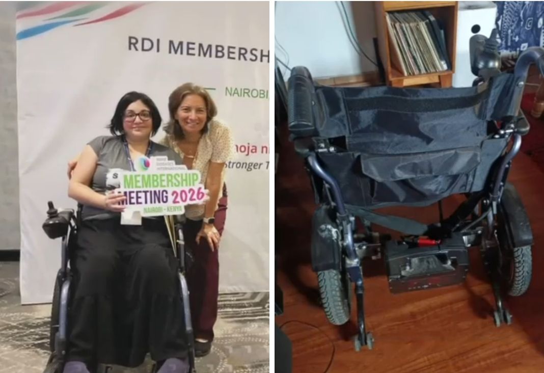 Mujer en silla de ruedas posando con otra de pie junto a ella | silla de ruedas