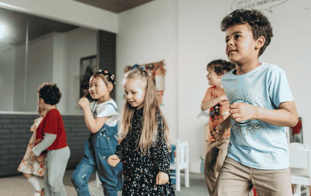 Niñas y niños pequeños bailando