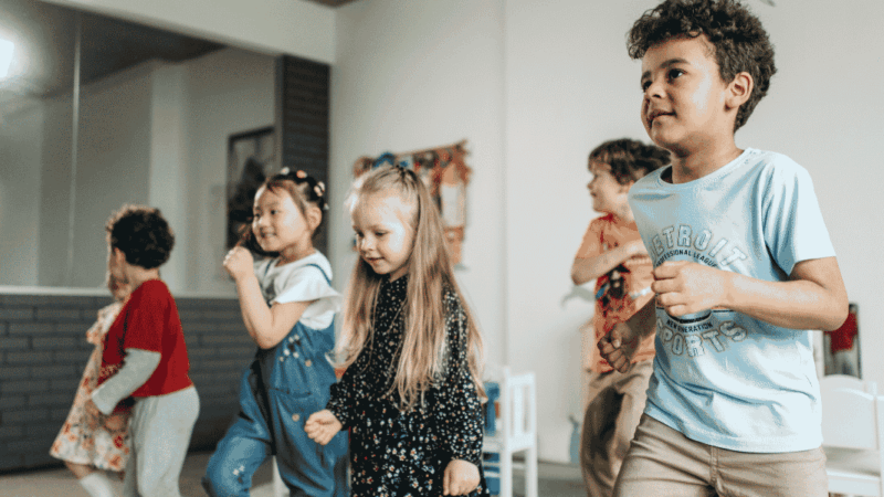 Niñas y niños pequeños bailando