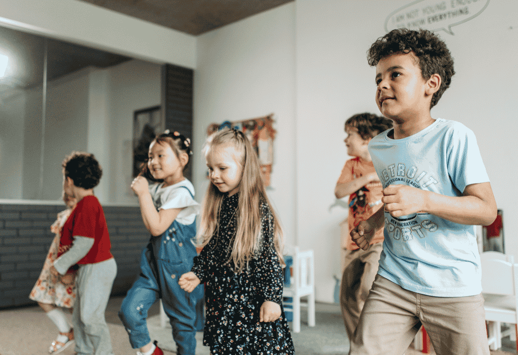 Niñas y niños pequeños bailando