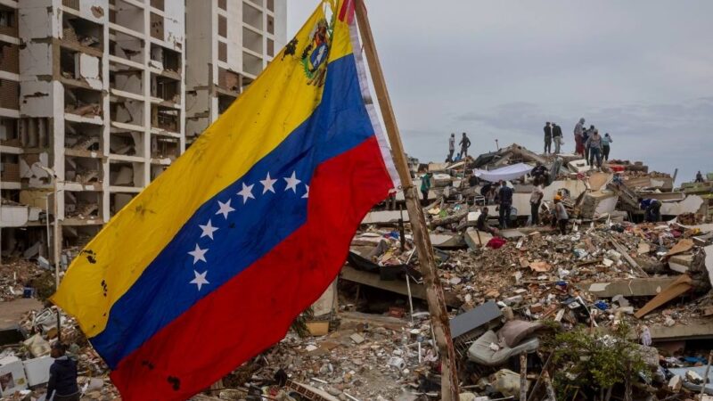 Imagen bandera de Venezuela entre escombros del terremoto