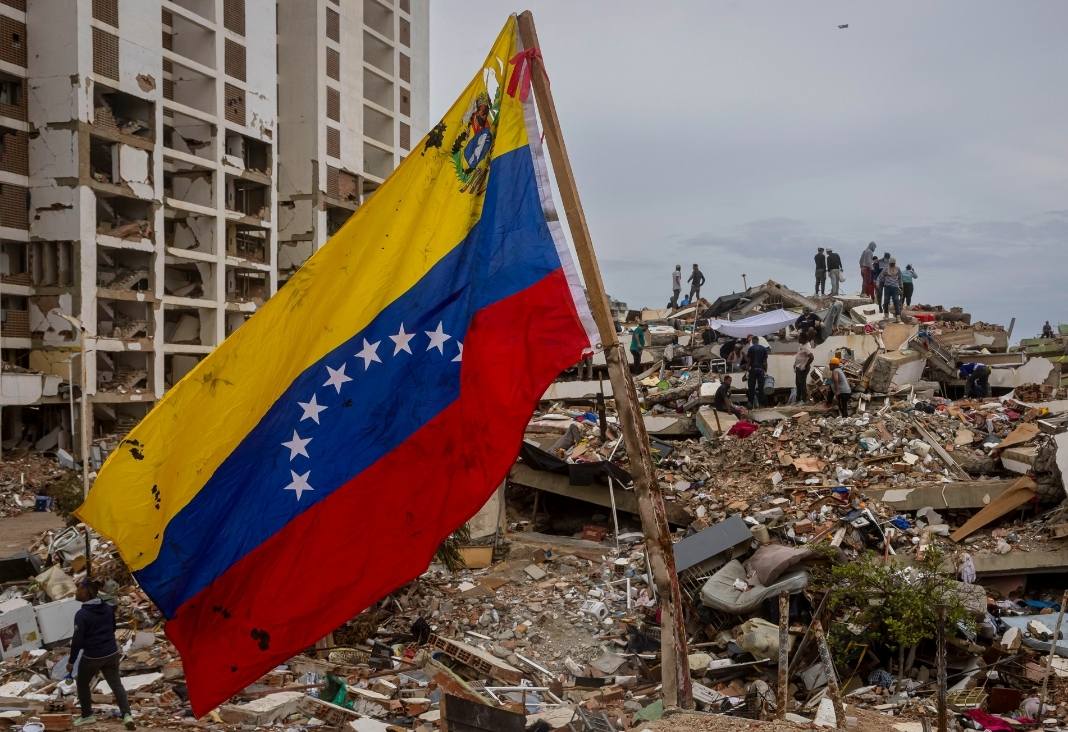 Imagen bandera de Venezuela entre escombros del terremoto