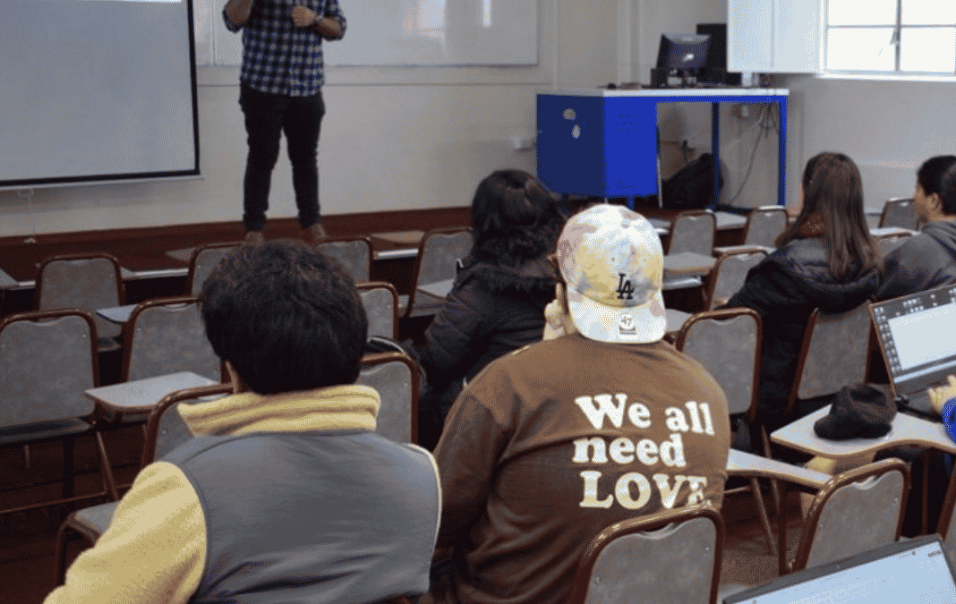 estudiantes en una sala de universidad