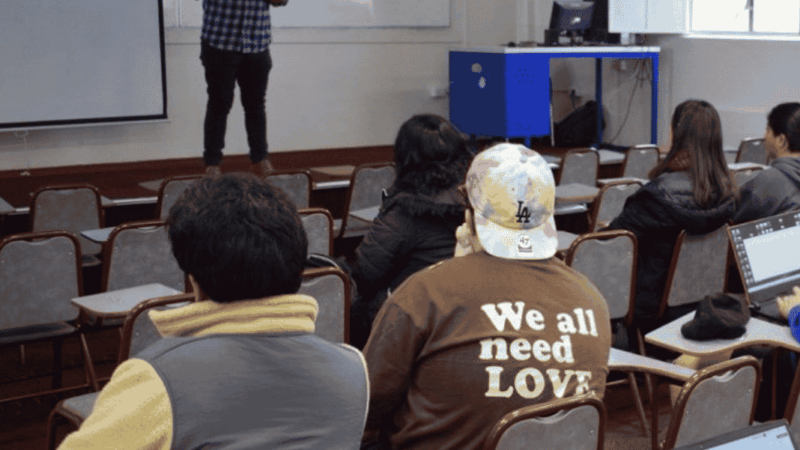 estudiantes en una sala de universidad