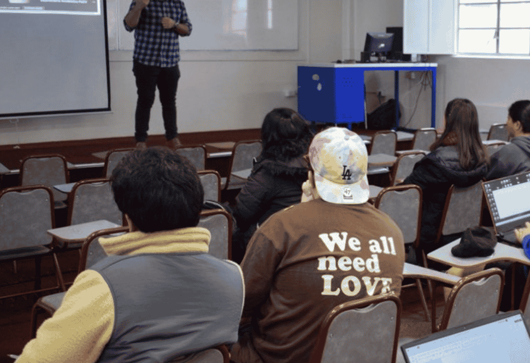 estudiantes en una sala de universidad