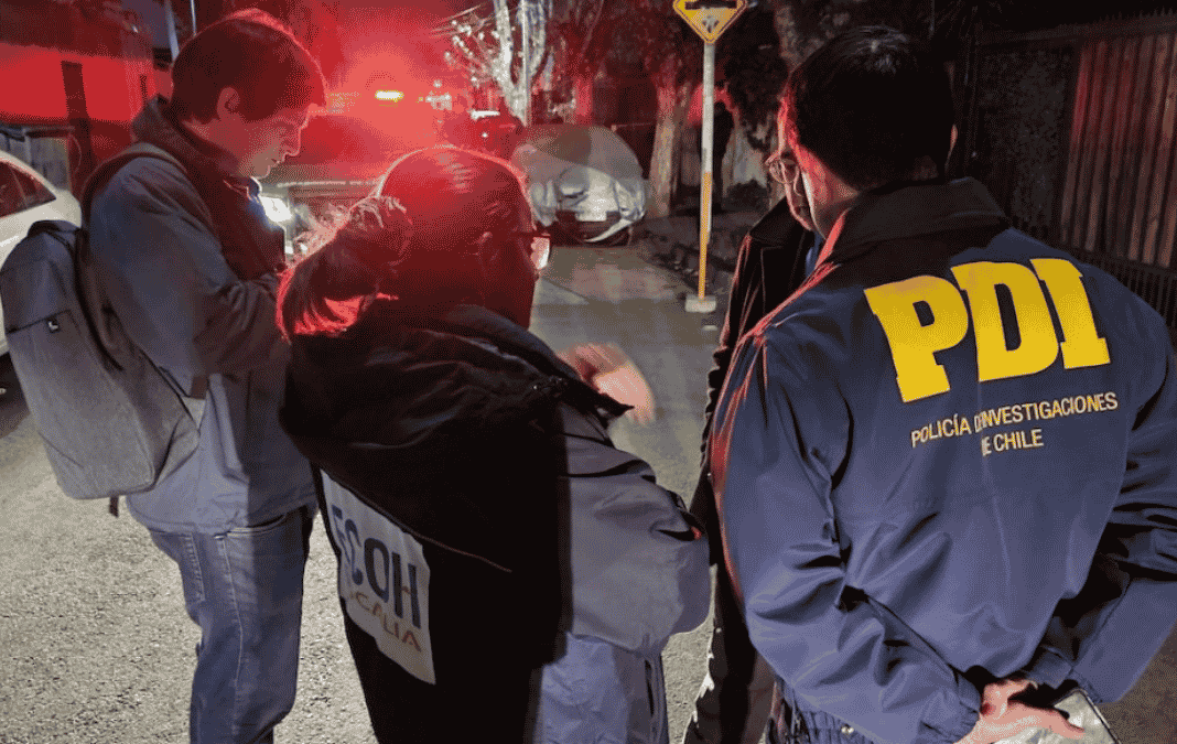 Grupo de detectives en una escena del crimen