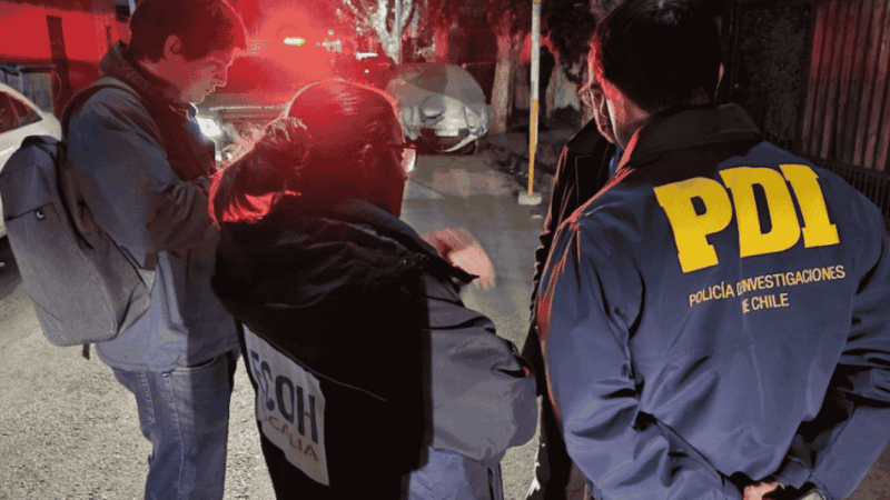 Grupo de detectives en una escena del crimen