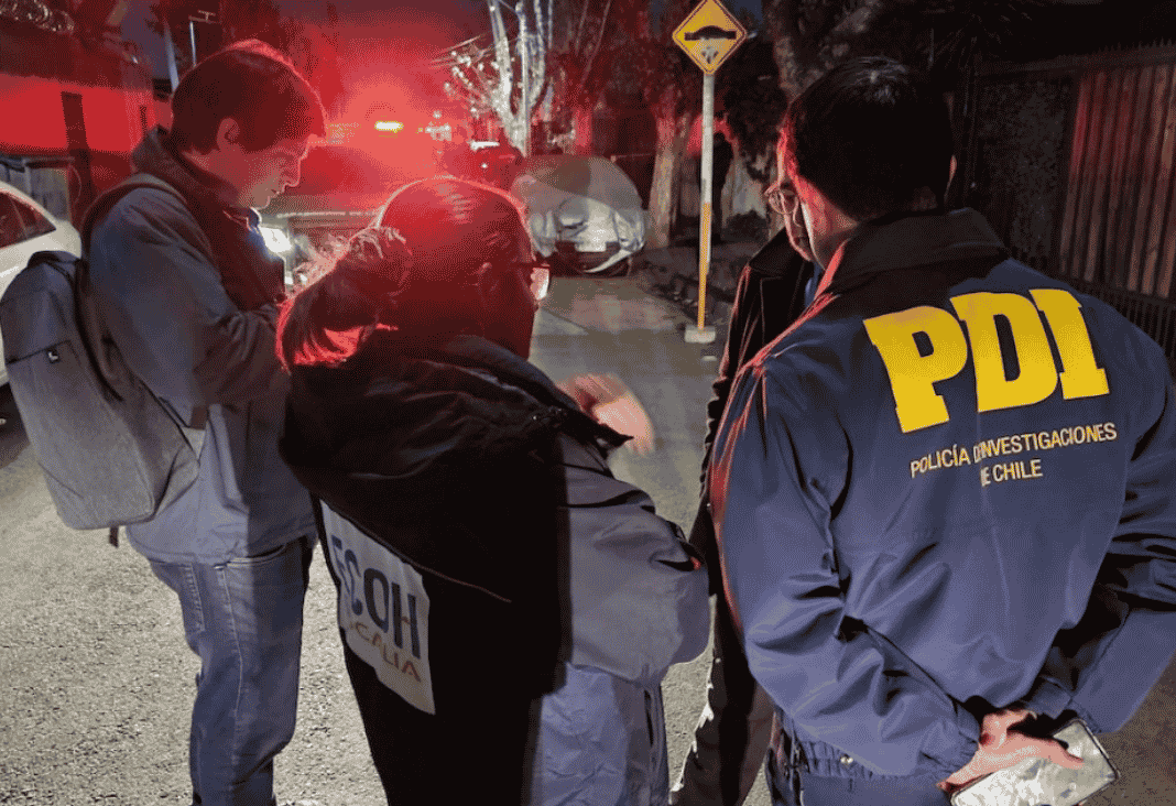 Grupo de detectives en una escena del crimen