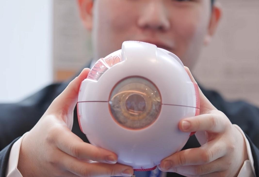 Fotografía de instrumentos para detectar autismo y TDAH a través de la retina