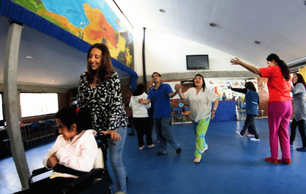 Distintas personas en biodanza