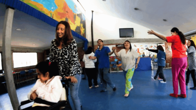 Distintas personas en biodanza