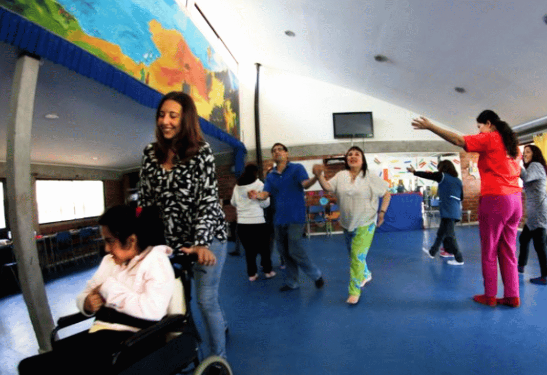 Distintas personas en biodanza