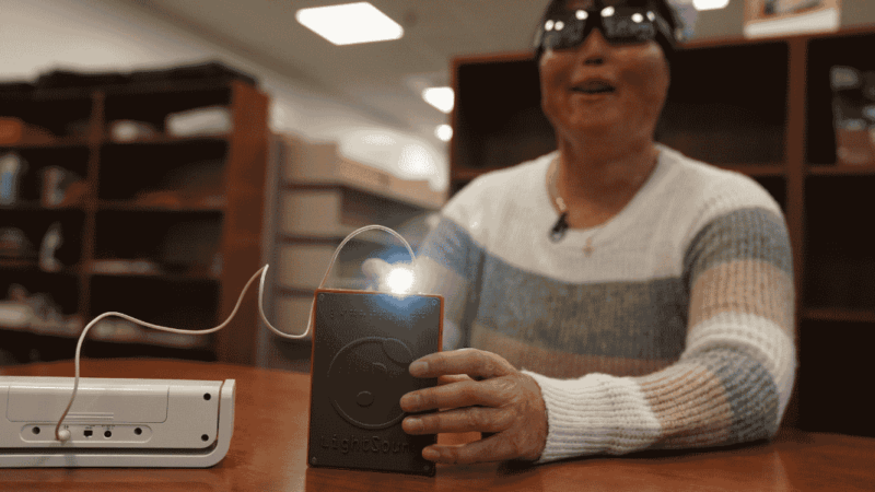 Mujer ciega experimentado eclipse de sol a través de dispositivo