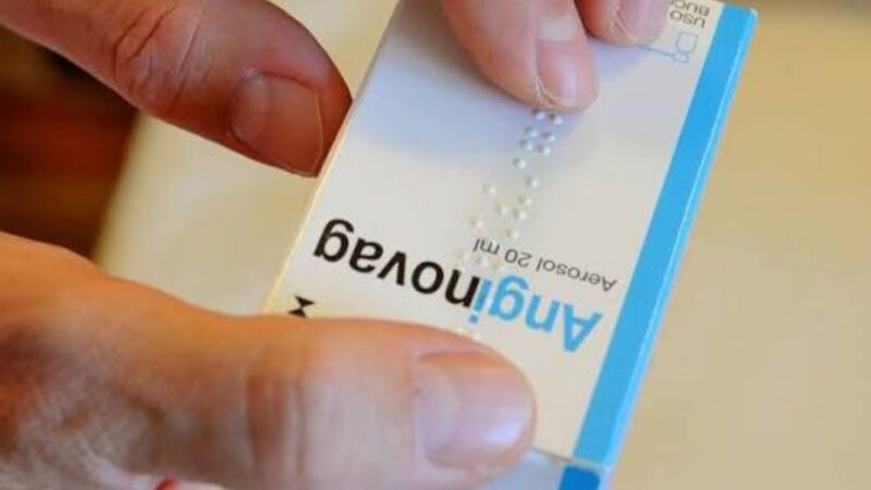 Caja de medicamento con texto en braille y una mano leyendo
