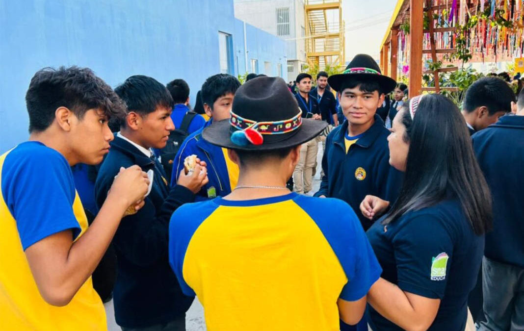 Estudiantes indígenas conversando