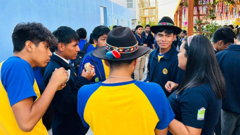 Estudiantes indígenas conversando