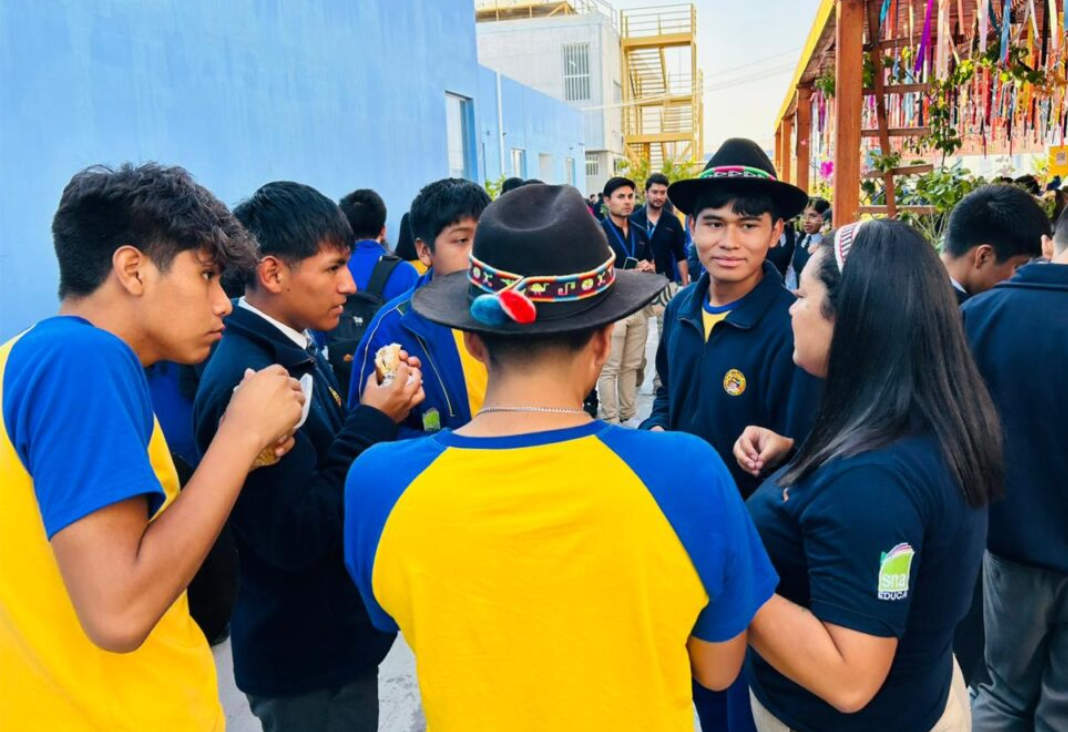 Estudiantes indígenas conversando