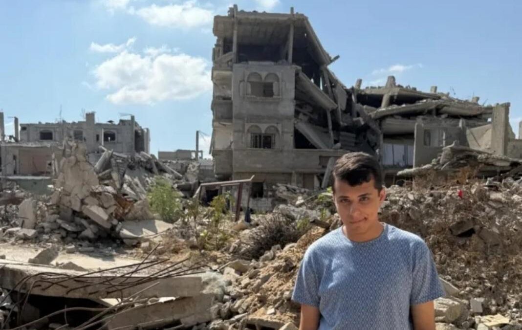 Adolescente en medios de escombros de edificio producto de la guerra
