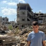 Adolescente en medios de escombros de edificio producto de la guerra