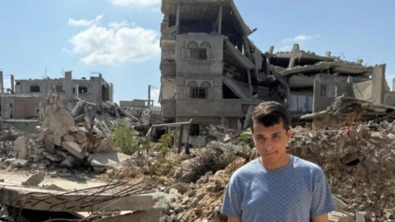 Adolescente en medios de escombros de edificio producto de la guerra