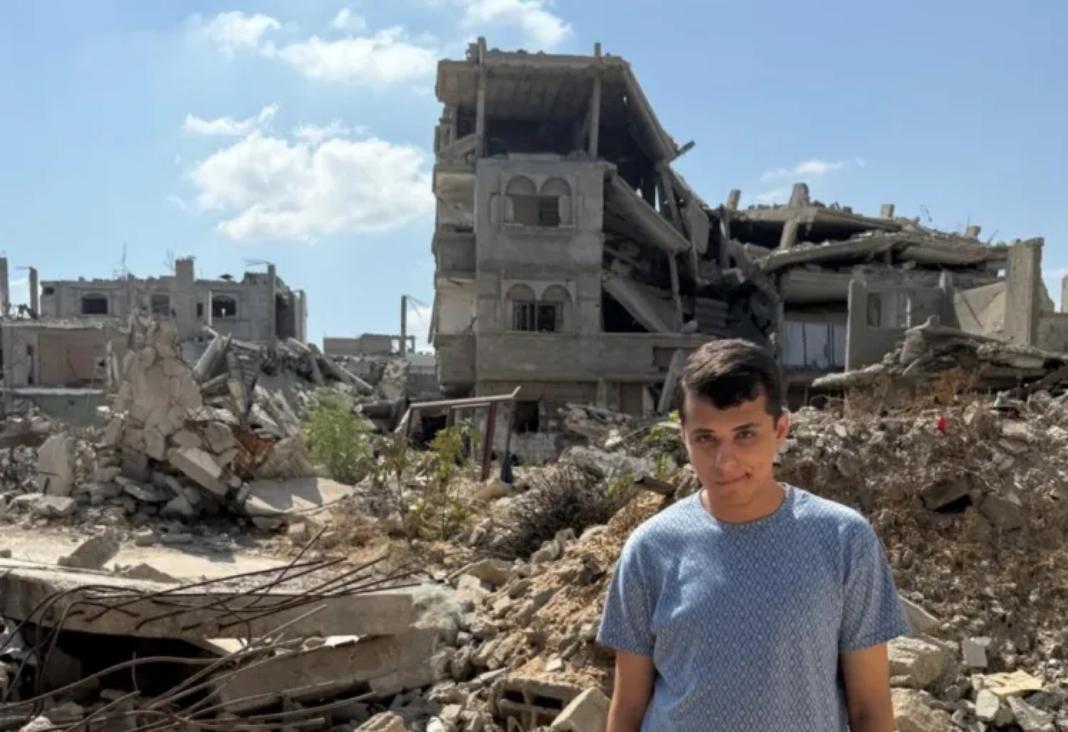Adolescente en medios de escombros de edificio producto de la guerra
