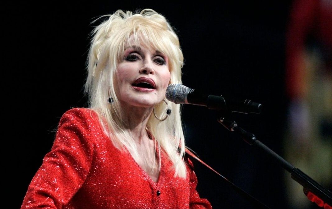 Dolly Parton cantando