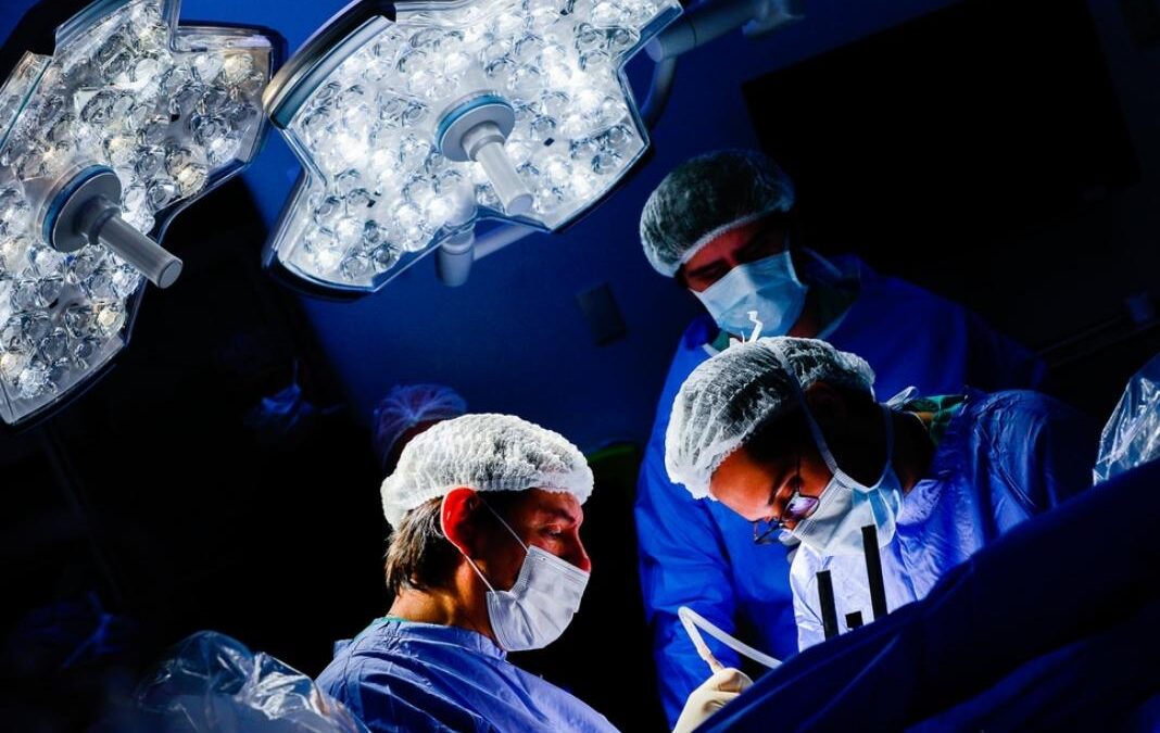 médicos realizando una cirugía