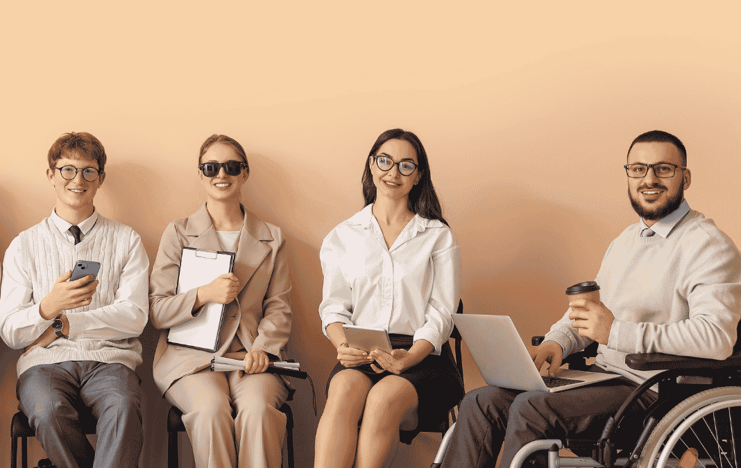 dos mujeres y dos hombres con distintas discapacidades