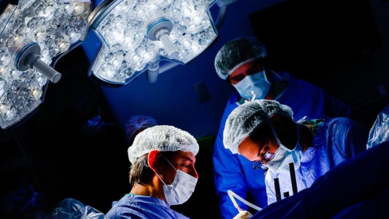 médicos realizando una cirugía