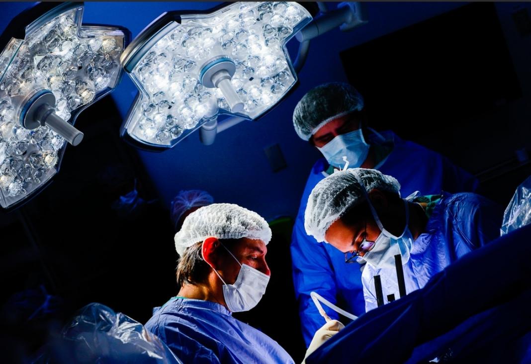 médicos realizando una cirugía