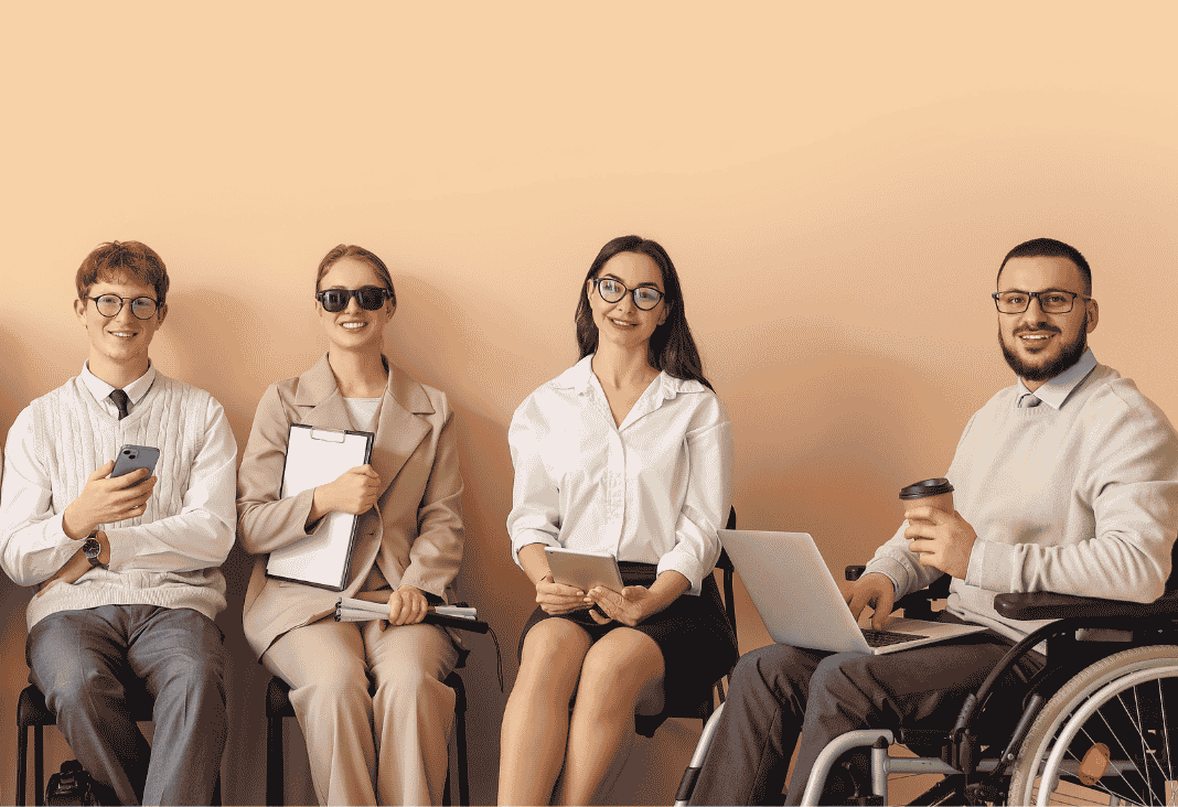 dos mujeres y dos hombres con distintas discapacidades