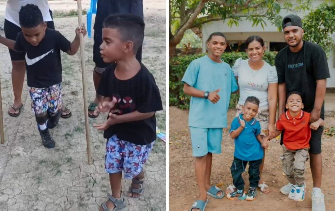 Dos niños caminando y una familia
