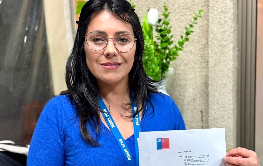 Mujer mostrando un documento