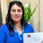 Mujer mostrando un documento