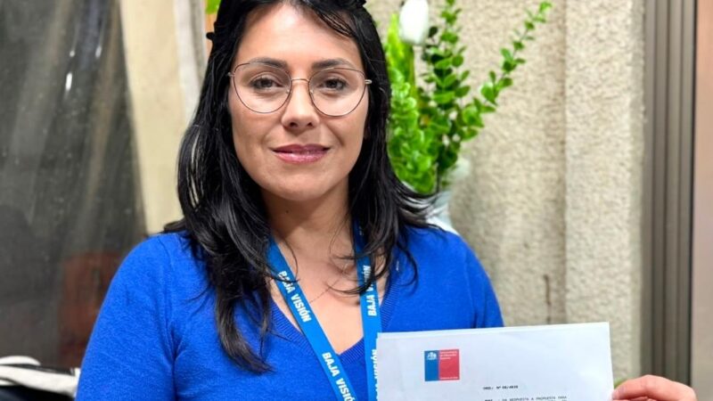 Mujer mostrando un documento