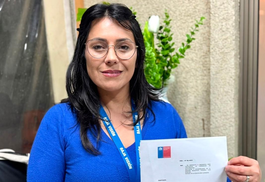 Mujer mostrando un documento